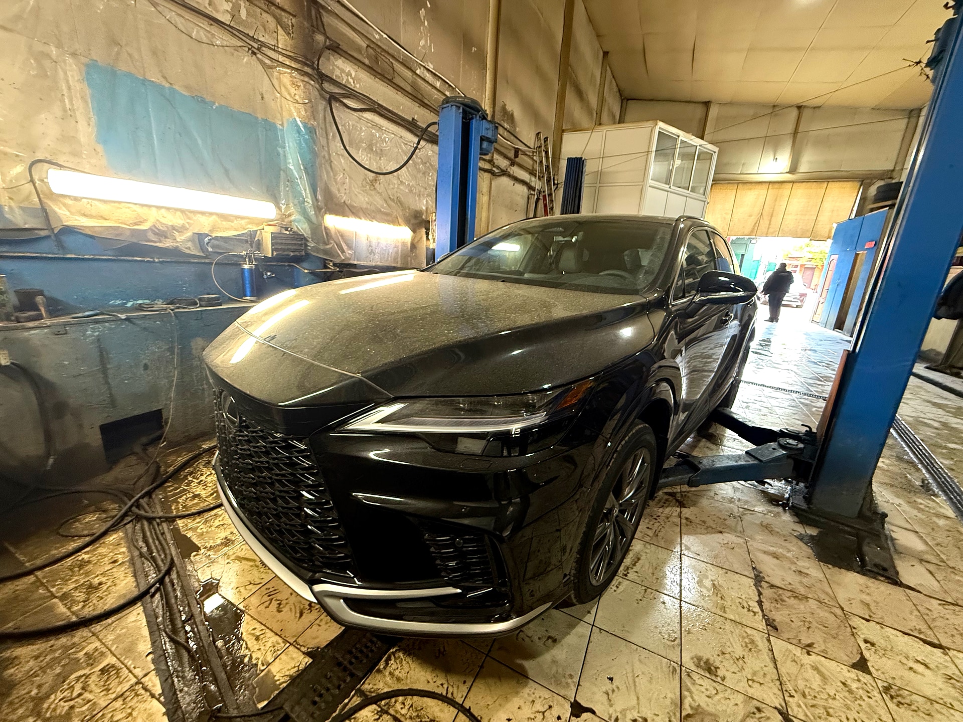 Разбор обшивки багажника Lexus RX перед шумоизоляцией - РБ Групп