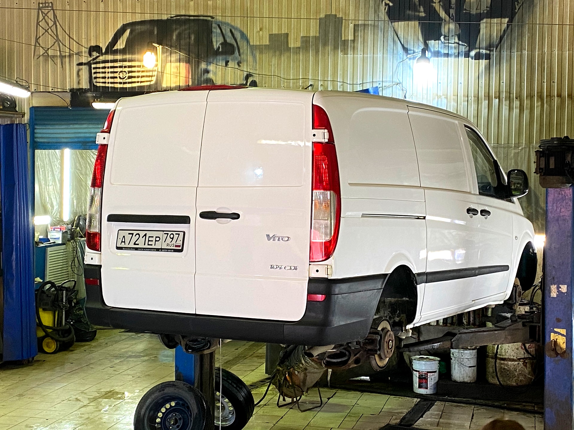 Белый Mercedes-Benz Vito CDI на подъёмнике, колёса сняты - РБ Групп