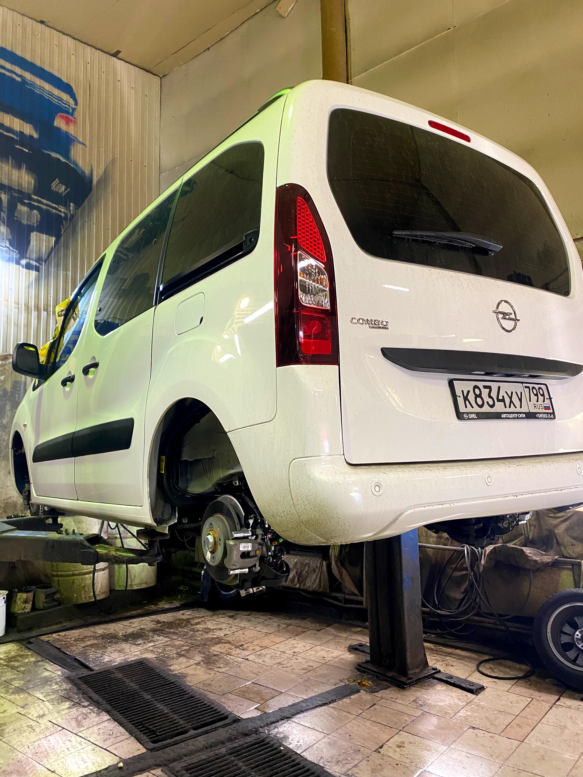 Белый Opel Combo на подъёмнике, заднее колесо снято - РБ Групп