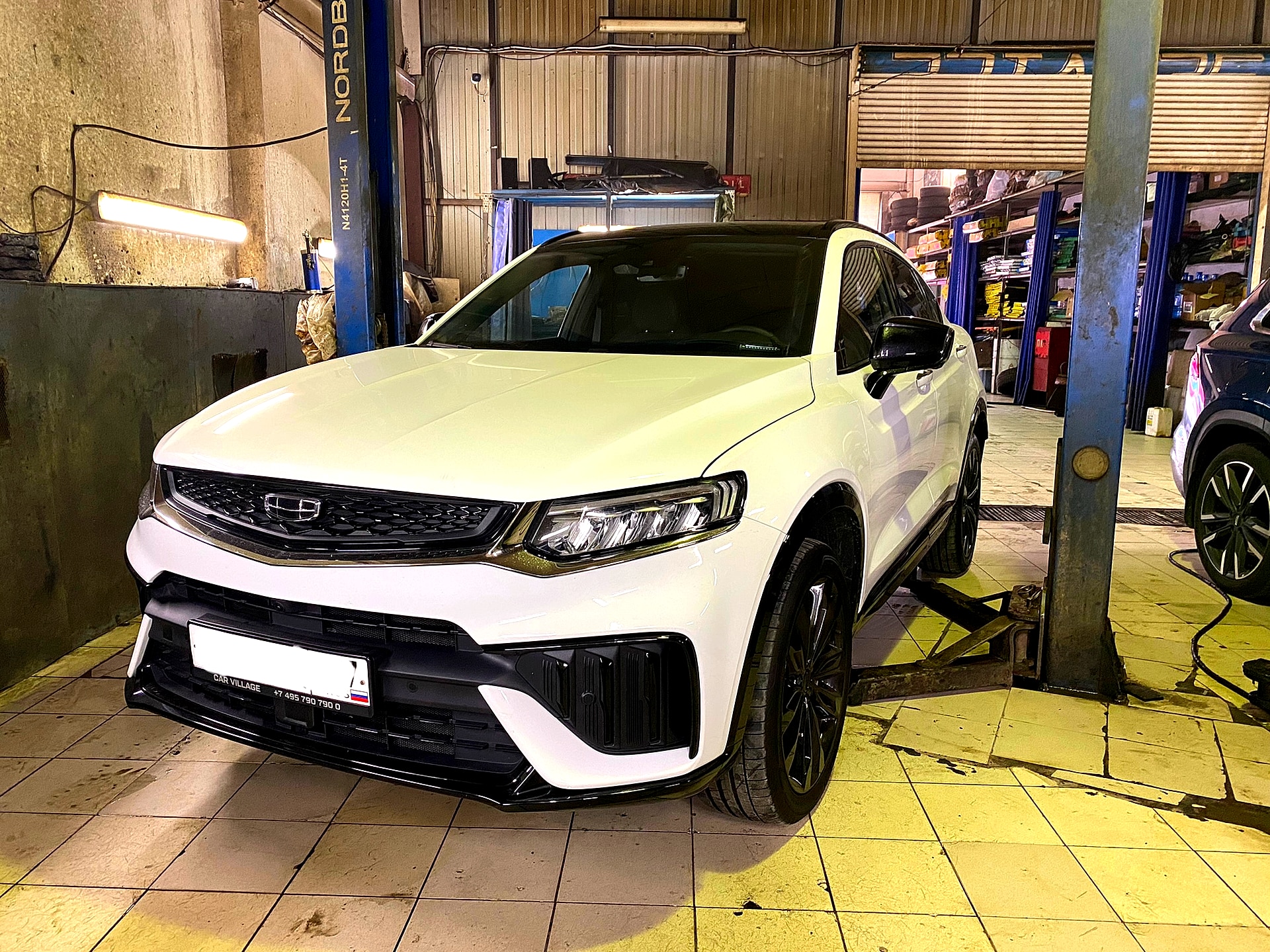 Мойка днища Geely Tugella пеной на подъёмнике - РБ Групп