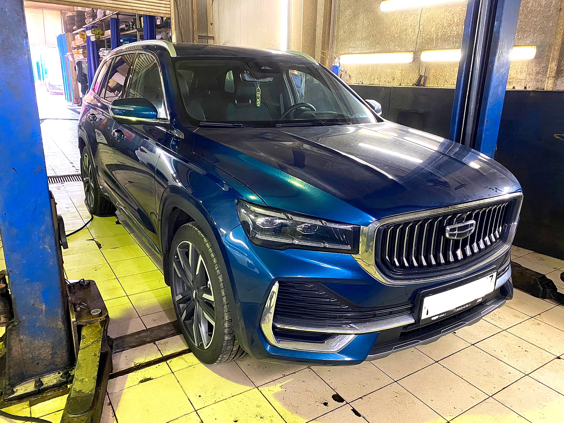 Geely Monjaro синий кузов в цехе перед антикором - РБ Групп Москва