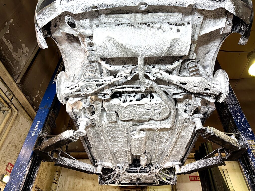 Мойка днища Chery Tiggo 7 активной пеной на подъёмнике - РБ Групп
