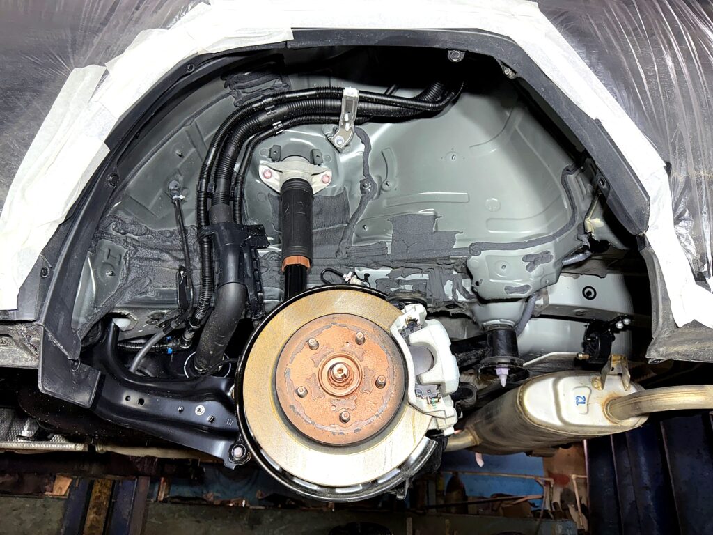 Задняя арка Toyota RAV4 подготовлена к антикору, кузов в маскировке - РБ Групп