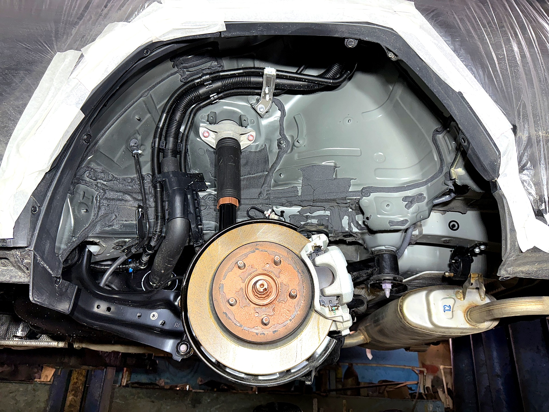 Задняя арка Toyota RAV4 подготовлена к антикору, кузов в маскировке - РБ Групп