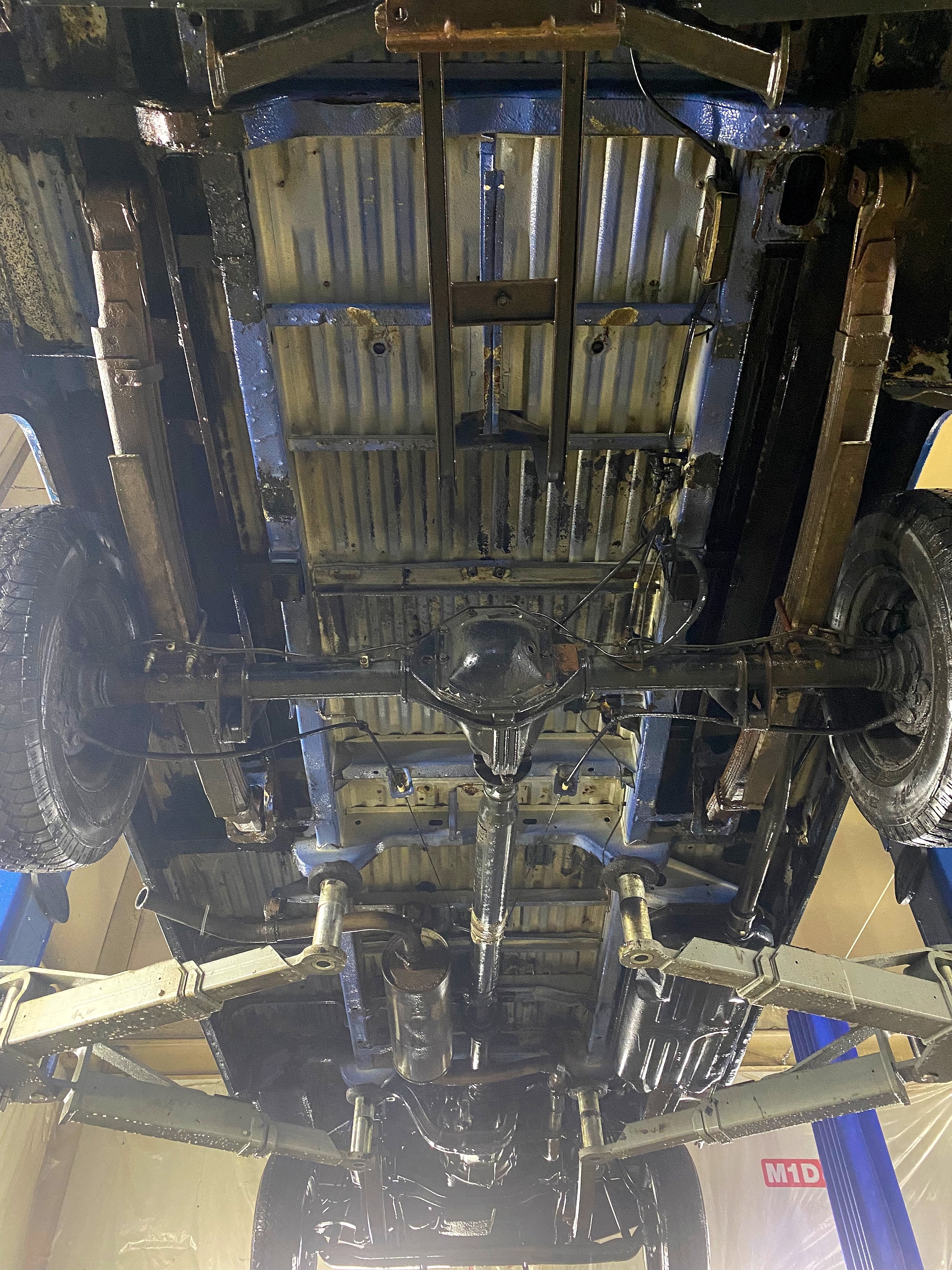 Днище Mercedes 208D до покрытия: синий пол, рессоры, глушитель - РБ Групп