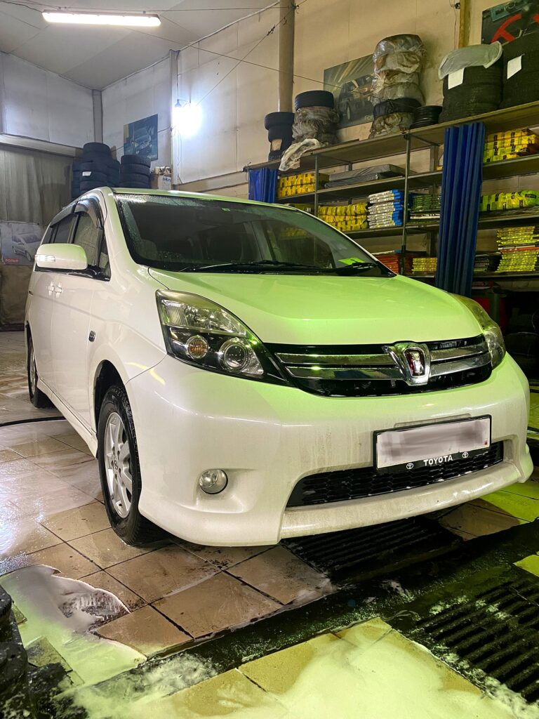 Белый Toyota Isis после мойки в цехе, пена на полу - РБ Групп