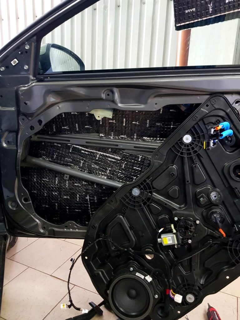 Виброизоляция двери Kia Cerato материалом Base