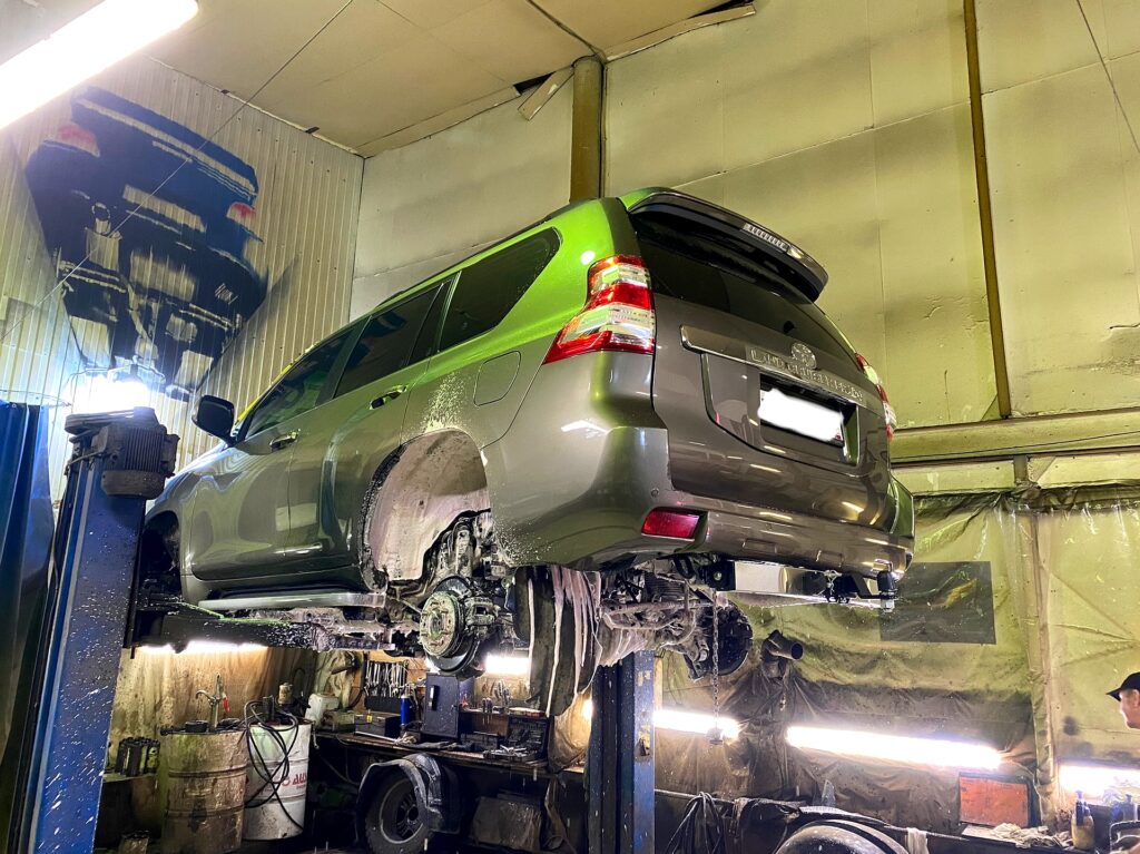 Toyota Land Cruiser Prado LC150 на подъёмнике, заднее колесо снято, пена на арке - РБ Групп