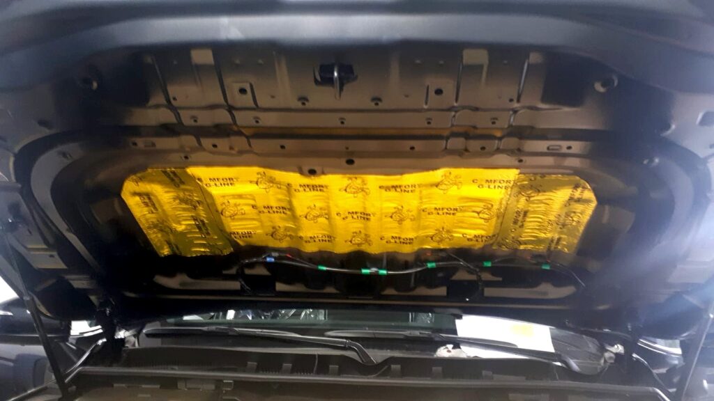 Виброизоляция капота Toyota Land Cruiser 300 материалом Comfort G-Line